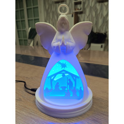 Ange et sa crèche lumineuse